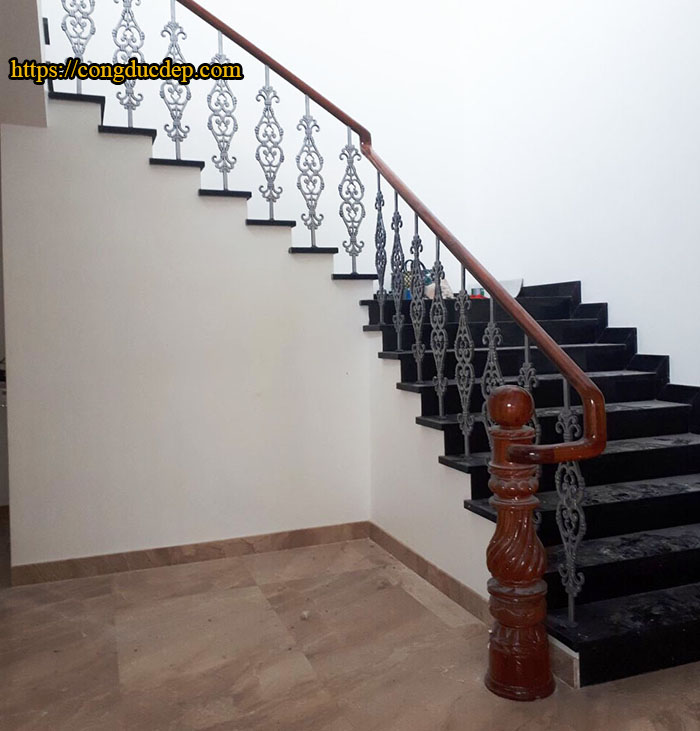 mẫu con tiện cầu thang nhôm đúc đơn giản
